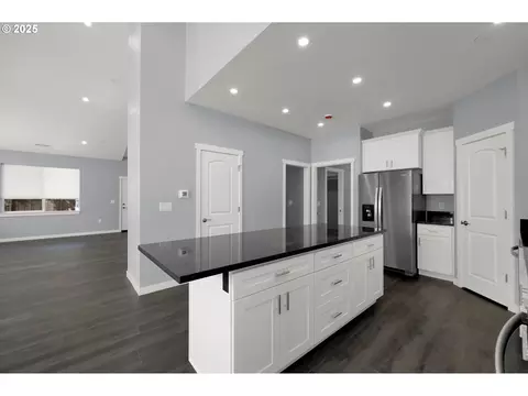 Kitchen - 2132 Willona Dr, Eugene, OR 97408 photo 5 of 7