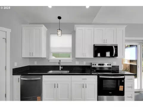 Kitchen - 2132 Willona Dr, Eugene, OR 97408 photo 7 of 7