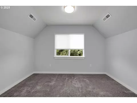Bedroom - 2132 Willona Dr, Eugene, OR 97408 photo 7 of 9