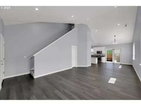 Living - 2132 Willona Dr, Eugene, OR 97408 photo 2 of 5