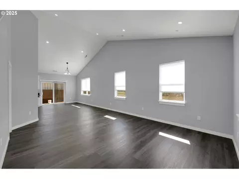 Living - 2132 Willona Dr, Eugene, OR 97408 photo 4 of 5