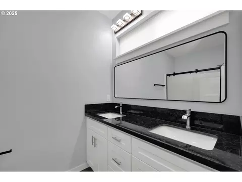 Bath - 2132 Willona Dr, Eugene, OR 97408 photo 2 of 5