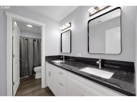 Bath - 2132 Willona Dr, Eugene, OR 97408 photo 5 of 5