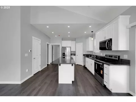 Kitchen - 2132 Willona Dr, Eugene, OR 97408 photo 1 of 7