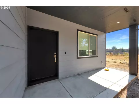 Exterior - 2132 Willona Dr, Eugene, OR 97408 photo 4 of 8