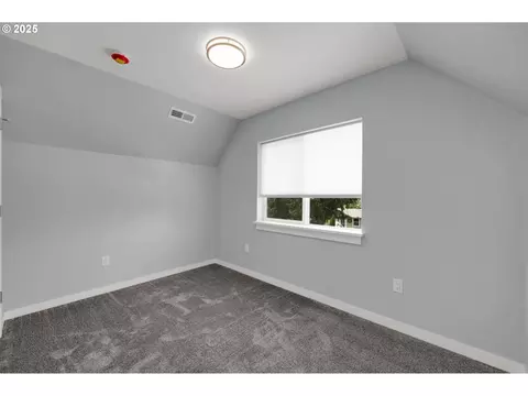 Bedroom - 2132 Willona Dr, Eugene, OR 97408 photo 8 of 9