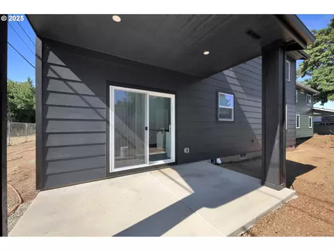 Exterior - 2132 Willona Dr, Eugene, OR 97408 photo 5 of 8