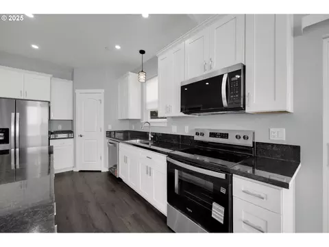 Kitchen - 2132 Willona Dr, Eugene, OR 97408 photo 6 of 7