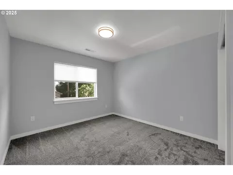 Bedroom - 2132 Willona Dr, Eugene, OR 97408 photo 3 of 9