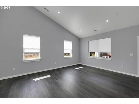 Living - 2132 Willona Dr, Eugene, OR 97408 photo 5 of 5