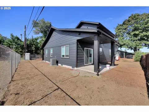 Exterior - 2132 Willona Dr, Eugene, OR 97408 photo 3 of 8