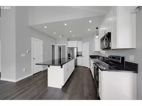 Kitchen - 2132 Willona Dr, Eugene, OR 97408 photo 4 of 7