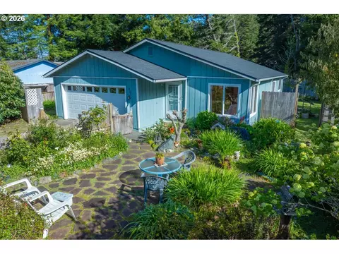 498 Lexington Ave NE, Bandon, OR 97411