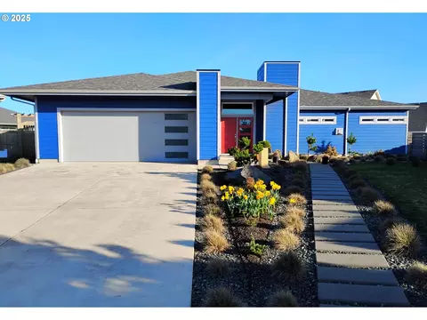 2638 Cedar Loop Dr, Bandon, OR 97411
