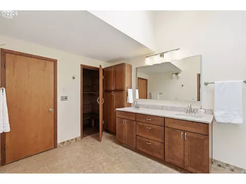 Bath - 2804 Arline Way, Eugene, OR 97403 photo 2 of 5