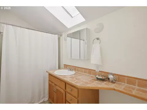 Bath - 2804 Arline Way, Eugene, OR 97403 photo 3 of 5