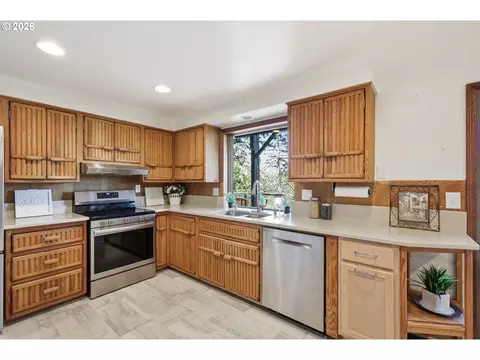 Kitchen - 2804 Arline Way, Eugene, OR 97403 photo 4 of 6