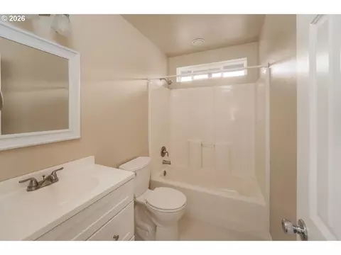 Bath - 1871 Heitzman Way, Eugene, OR 97402 photo 3 of 3