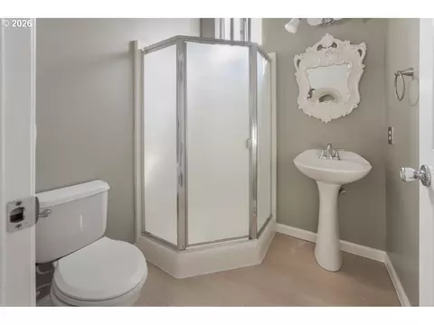 Bath - 1871 Heitzman Way, Eugene, OR 97402 photo 1 of 3