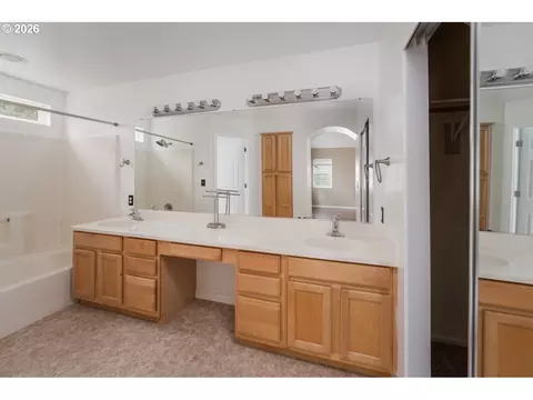 Bath - 1871 Heitzman Way, Eugene, OR 97402 photo 2 of 3