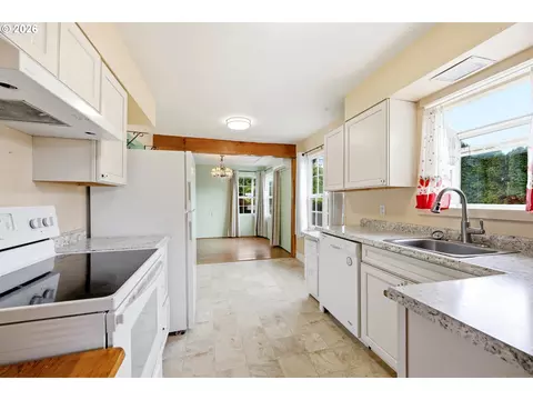 Kitchen - 18121 SE Langensand Rd, Sandy, OR 97055 photo 2 of 3