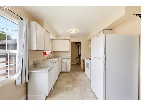 Kitchen - 18121 SE Langensand Rd, Sandy, OR 97055 photo 3 of 3