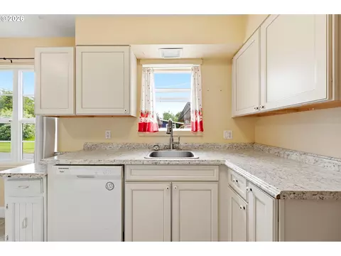 Kitchen - 18121 SE Langensand Rd, Sandy, OR 97055 photo 1 of 3