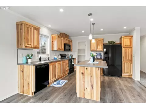 Kitchen - 4924 E St, Springfield, OR 97478 photo 5 of 7