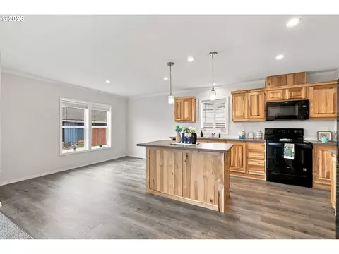Kitchen - 4924 E St, Springfield, OR 97478 photo 3 of 7