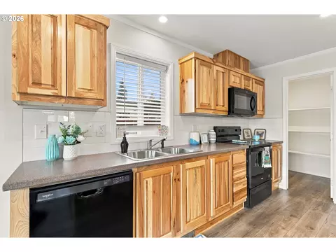 Kitchen - 4924 E St, Springfield, OR 97478 photo 6 of 7