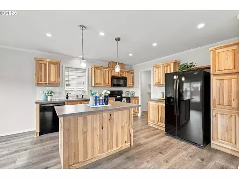 Kitchen - 4924 E St, Springfield, OR 97478 photo 2 of 7