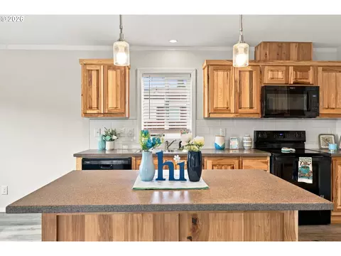 Kitchen - 4924 E St, Springfield, OR 97478 photo 1 of 7