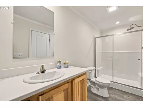 Bath - 4924 E St, Springfield, OR 97478 photo 3 of 4