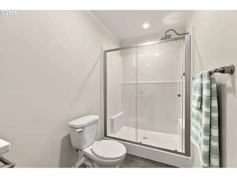 Bath - 4924 E St, Springfield, OR 97478 photo 2 of 4