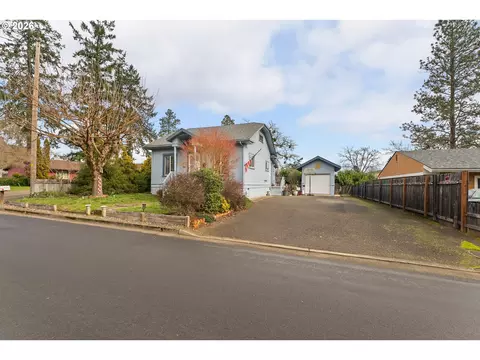 419 W Agee St, Roseburg, OR 97471