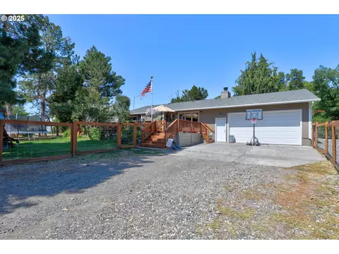 303 NW Third St, Grass Valley, OR 97029 photo 1