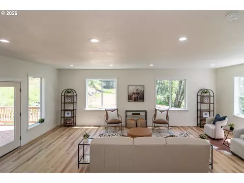 Living - 492 Terrace Dr, Glide, OR 97443 photo 4 of 7