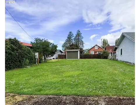 727 Myrtle Ave, Reedsport, OR 97467