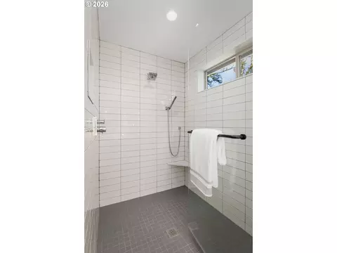 Bath - 2969 Capital Dr, Eugene, OR 97403 photo 7 of 8