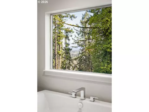 Bath - 2969 Capital Dr, Eugene, OR 97403 photo 6 of 8
