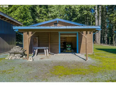 Exterior - 711 H Ave, Powers, OR 97466 photo 4 of 7