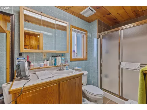 Bath - 711 H Ave, Powers, OR 97466 photo 1 of 4