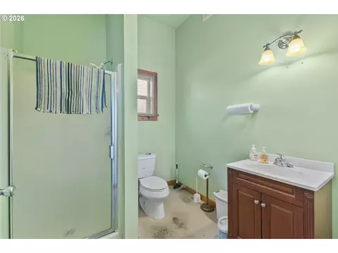Bath - 711 H Ave, Powers, OR 97466 photo 2 of 4