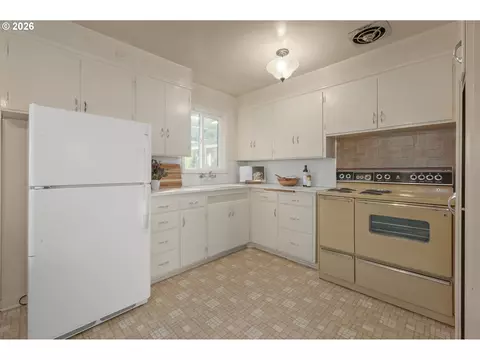 Kitchen - 356 W 21st Ave, Eugene, OR 97405 photo 2 of 4