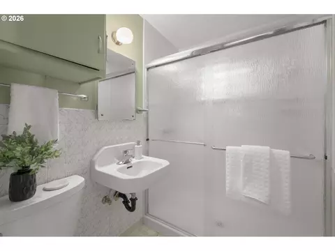 Bath - 356 W 21st Ave, Eugene, OR 97405 photo 2 of 2