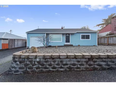 2043 Johnson St, North Bend, OR 97459