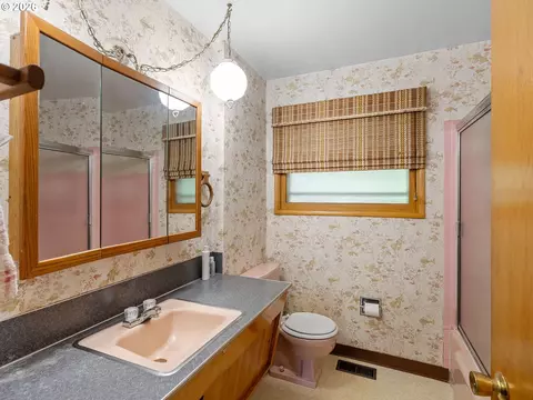 Bath - 975 SE Kane Dr, Gresham, OR 97080 photo 2 of 2