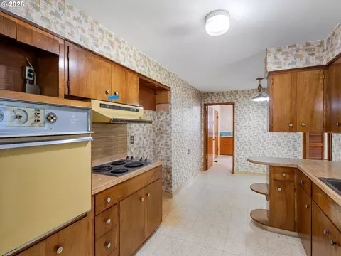 Kitchen - 975 SE Kane Dr, Gresham, OR 97080 photo 2 of 3