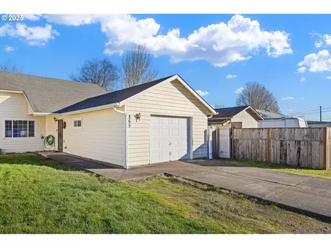 865 S 8th St, Harrisburg, OR 97446