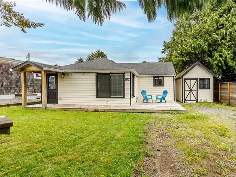 102 S Harbor St, Rockaway Beach, OR 97136
